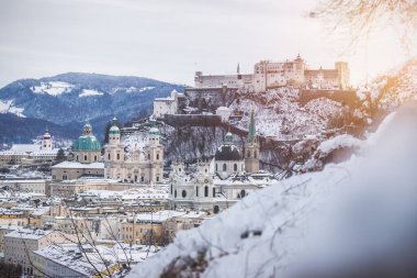 Kışın Salzburg Panoraması: Karlı tarihi merkez, güneş ışığı