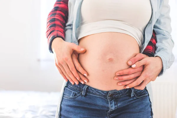 Närbild Gravida Mor Och Far Kramar Magen Kaukasier — Stockfoto