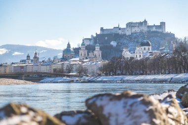 Kışın Salzburg Panoraması, kar nehri kıyısı, tarihi merkez, Salzach nehri
