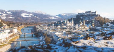Kışın Salzburg Panoraması: Karlı Tarih Merkezi