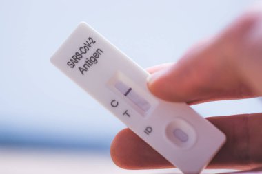 Ekspres antijen covid testi sonucu negatif olan parmakları kapat