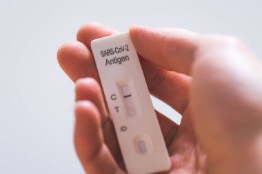 Ekspres antijen covid testi sonucu negatif olan parmakları kapat