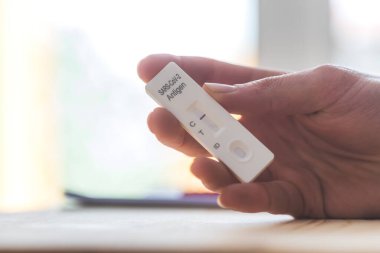 Ekspres antijen covid testi sonucu negatif olan parmakları kapat