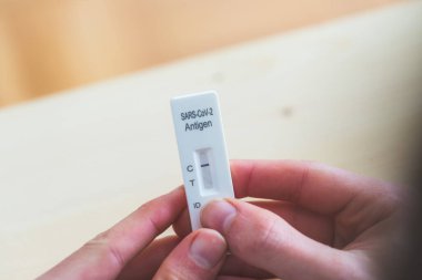 Ekspres antijen covid testi sonucu negatif olan parmakları kapat