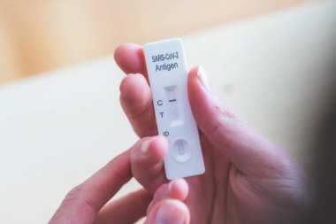 Ekspres antijen covid testi sonucu negatif olan parmakları kapat