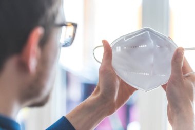 Genç adam ffp2 anti korona maskesi takıyor.