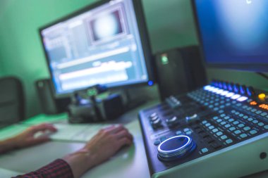 Monitörler ve ses karıştırma masasıyla video düzenleme, kayıt ve montaj odası