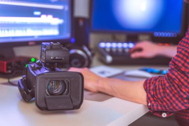 Monitörler, kamera ve ses karıştırma masasıyla video düzenleme, kayıt ve montaj odası