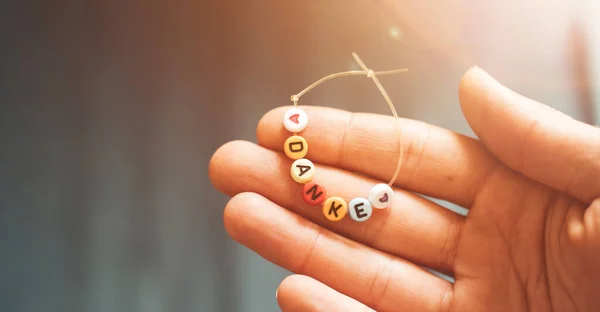 Fechar Mão Segurando Uma Pulseira Feita Letras Com Palavra Danke — Fotografia de Stock