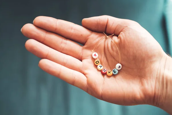 Fechar Mão Segurando Uma Pulseira Feita Letras Com Palavra Danke — Fotografia de Stock