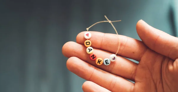 Närbild Handen Håller Ett Armband Gjort Bokstäver Med Ordet Danke — Stockfoto