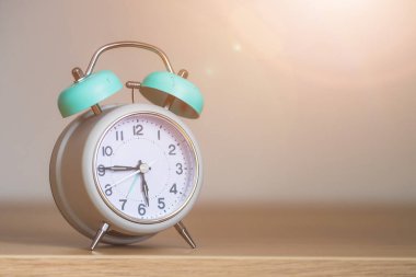 Retro biçimli beyaz alarm saati, izole edilmiş ve kopyalanmış boşluk,
