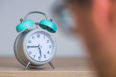 Retro biçimli beyaz alarm saati