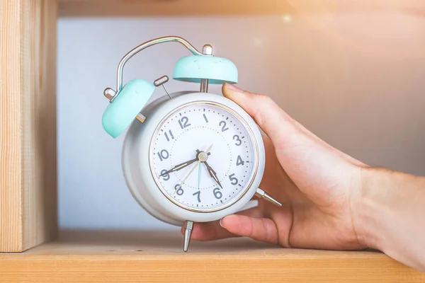 Relógio Alarme Branco Retro Estilo Estante Madeira — Fotografia de Stock