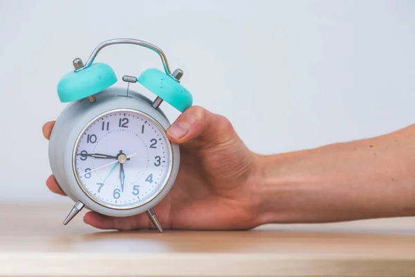 Mano Masculina Sostiene Reloj Despertador Blanco Estilo Retro Aislado —  Fotos de Stock