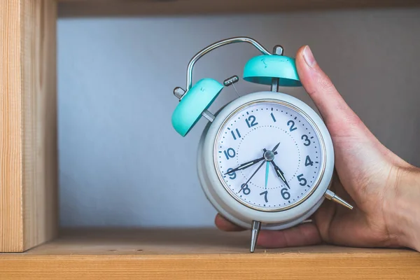 Reloj Despertador Blanco Estilo Retro Estantería Madera —  Fotos de Stock