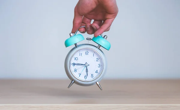 Manlig Hand Håller Retro Stil Vit Väckarklocka Isolerad — Stockfoto