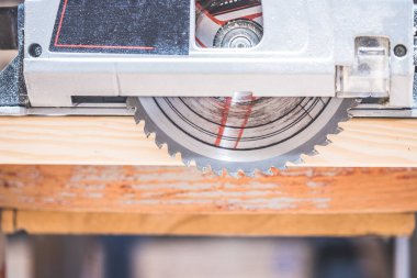 Yuvarlak testereyi kapat, tahta kesmeye hazır ol.