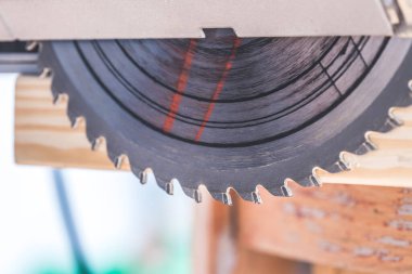 İnşaat alanındaki dairesel metal testereyi kapatın.