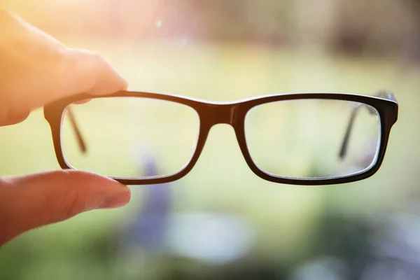 Jeune Homme Tenant Ses Lunettes Extérieur Fond Flou — Photo