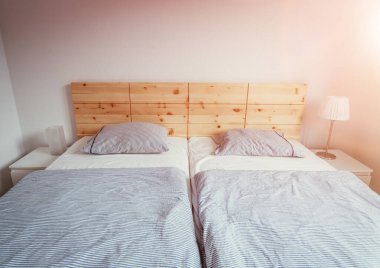 Yatak odasında büyük, rahat bir çam yatağı.