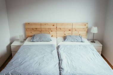 Yatak odasında büyük, rahat bir çam yatağı.