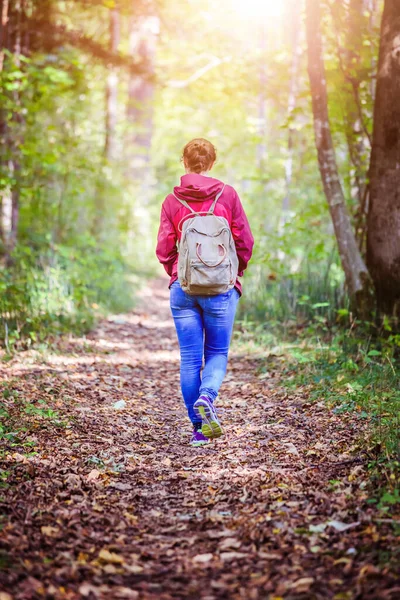 Junge Frau Spaziert Durch Den Wald Frühlingszeit — Stockfoto