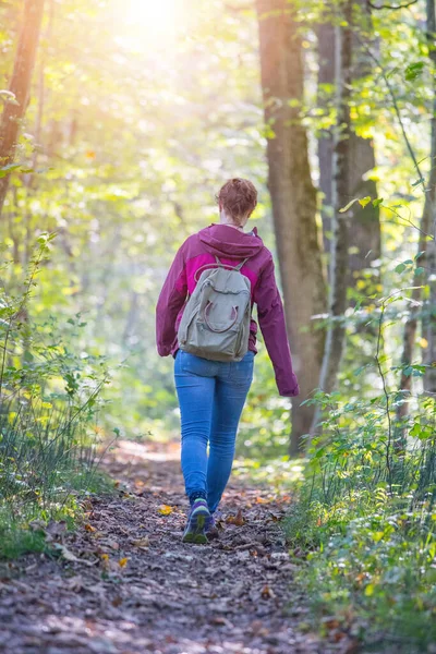 Genç Kadın Ilkbahar Vakti Ormanda Yürüyor — Stok fotoğraf