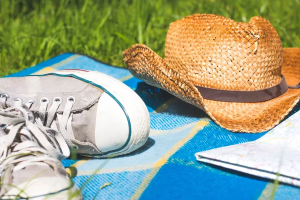 Picknickdecke Mit Turnschuhen Karte Und Strohhut — Stockfoto