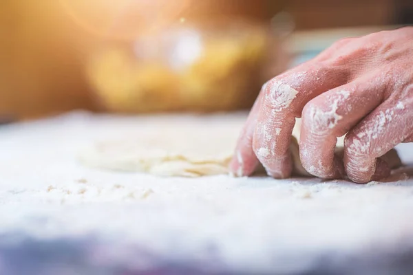 Nahaufnahme Einer Frau Die Traditionellen Teig Der Küche Rollt — Stockfoto