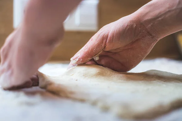 Närbild Kvinna Rullande Traditionell Deg Köket — Stockfoto