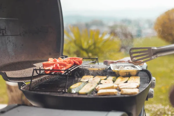 Close Cheese Vegetables Gas Grill Summer Time Outdoors — Stock Photo, Image