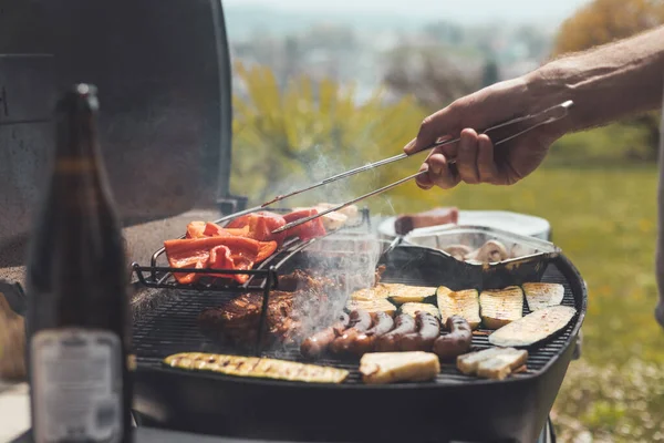 Närbild Korv Biff Ost Och Grönsaker Gasgrill Sommartid Utomhus — Stockfoto