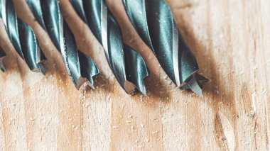 Tahtada uzanan delgiye yakın.