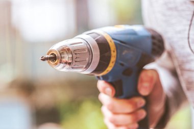 Bunu kendin yap. Tamirci elinde kablosuz bir tornavida tutuyor.