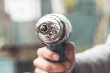 Bunu kendin yap. Tamirci elinde kablosuz bir tornavida tutuyor.