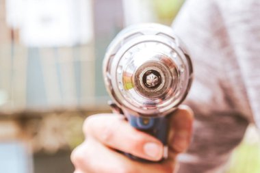 Bunu kendin yap. Tamirci elinde kablosuz bir tornavida tutuyor.