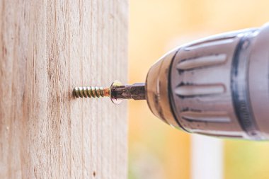 Vidaları, vidaları, atölyeleri kapatın.