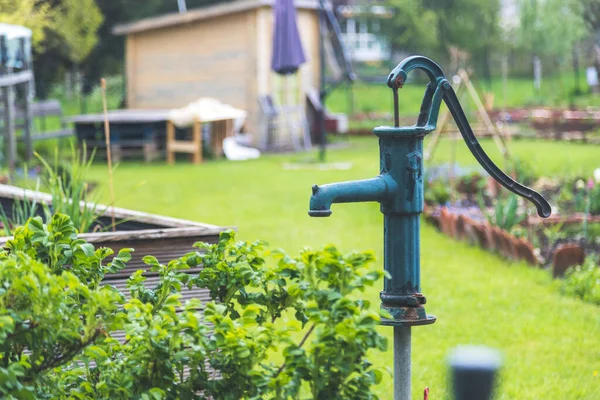 Primo Piano Del Pozzo Innaffiare Gli Orti Del Giardinaggio Urbano — Foto Stock