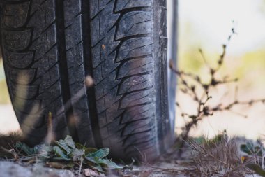 Araba lastiği ve kumlu zeminde mesaj alanı, çöl