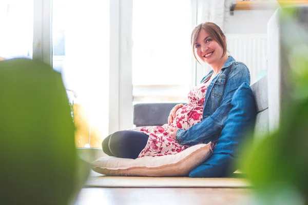 Zwangere Blanke Gelukkige Moeder Zit Vloer Aanraken Van Haar Buik — Stockfoto