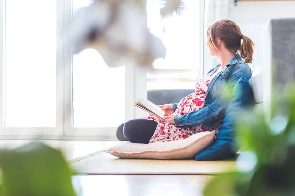 Grávida Caucasiana Mãe Feliz Está Sentado Chão Lendo Livro — Fotografia de Stock