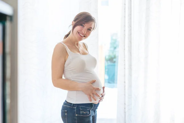 Feliz Madre Embarazada Caucásica Tocando Barriga Jeans Azules Cerca — Foto de Stock