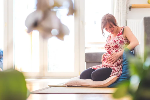 Mãe Feliz Branca Grávida Está Sentada Chão Tocando Sua Barriga — Fotografia de Stock