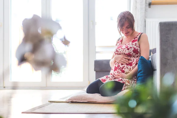 Embarazada Caucásica Feliz Madre Está Sentada Suelo Tocando Barriga Vestido — Foto de Stock