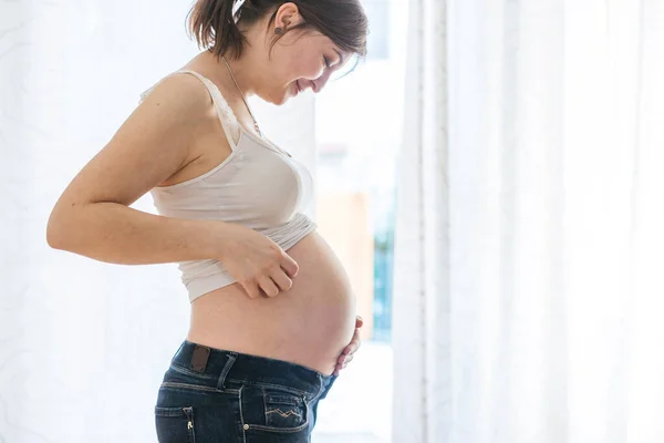 Feliz Madre Embarazada Caucásica Tocando Barriga Jeans Azules Cerca — Foto de Stock