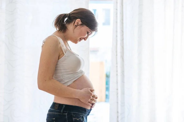 Feliz Madre Embarazada Caucásica Tocando Barriga Desnuda Vaqueros Azules Cerca — Foto de Stock