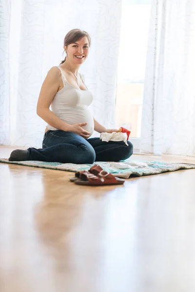 Feliz Caucasiano Grávida Mãe Está Sentado Chão Tocando Sua Barriga — Fotografia de Stock