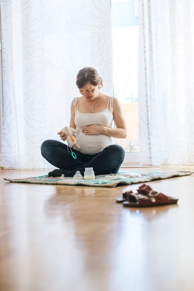 Feliz Caucasiano Grávida Mãe Está Sentado Chão Tocando Sua Barriga — Fotografia de Stock