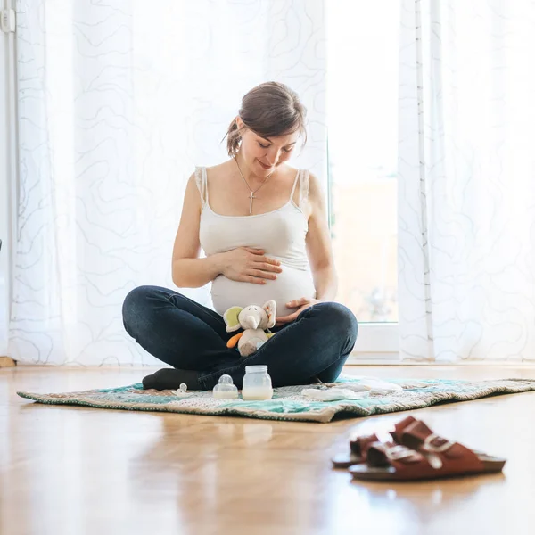 Feliz Caucásico Embarazada Madre Sentado Suelo Tocando Vientre Azul Jeans — Foto de Stock